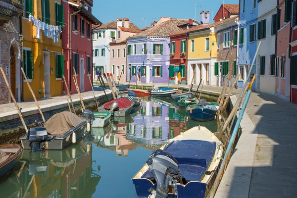 Benátky - Domy nad kanálem z ostrova Burano — Stock fotografie