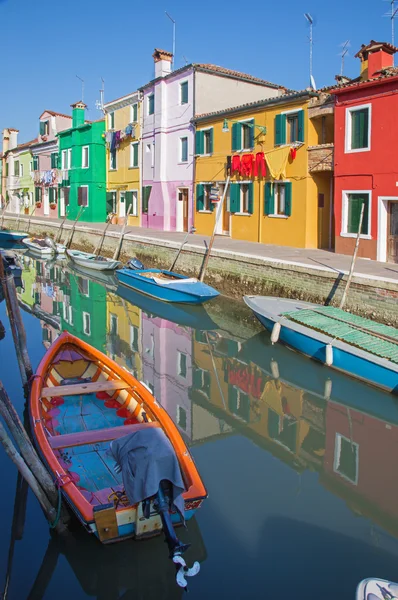 Benátky - Domy nad kanálem z ostrova Burano — Stock fotografie