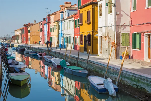 Benátky - Domy nad kanálem z ostrova Burano — Stock fotografie