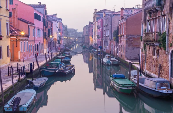 Venecia - Fondamenta de la Sensa y canal por la mañana desde el puente Ponte de la Malvasia . —  Fotos de Stock