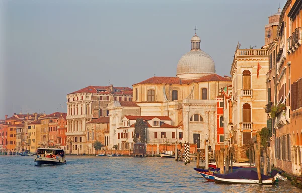 Venice, İtalya - 14 Mart 2014: canal grande, sabah ışık — Stok fotoğraf