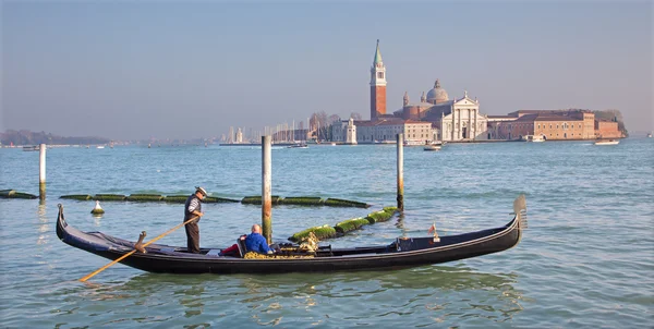 威尼斯，意大利-2014 年 3 月 14 日： 暮光的环礁湖和 san 乔治 · 马焦雷教会的船夫 — 图库照片