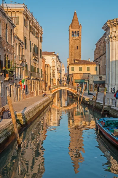 Venice, Italië - 13 maart 2014: fondamenta giardini street en campo san barnaba vierkante. — Stockfoto