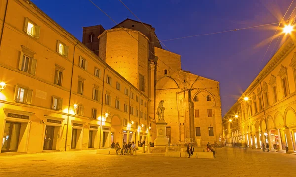 BOLOGNA, ITALIA - 15 DE MARZO DE 2014: Plaza Galvani con el Dom o la iglesia de San Petronio en la mañana del domingo . —  Fotos de Stock