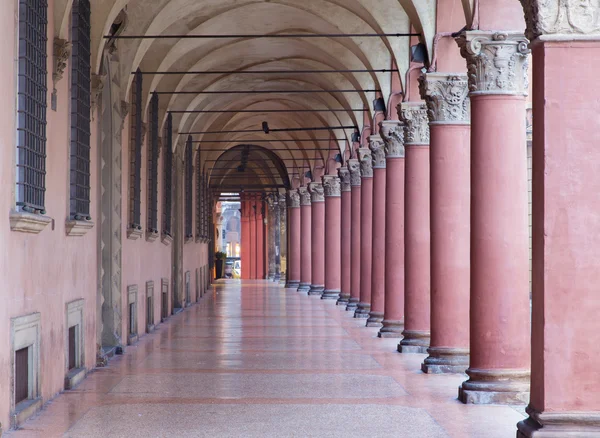 Bologna - Characteristic porticoes from Via Santo Stefano (St. Stephen) street — Stock Photo, Image