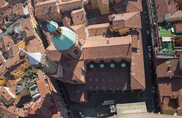 Bolonia - Mira hacia abajo desde Torre Asinelli a la iglesia de San Bartolomeo e Gaetano . —  Fotos de Stock