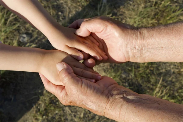 Mormor och barnbarn händer — Stockfoto