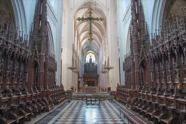 ANTWERP, BELGIQUE - 5 SEPTEMBRE : Nef et sanctuaire de la cathédrale Notre-Dame le 5 septembre 2013 à Anvers, Belgique — Photo
