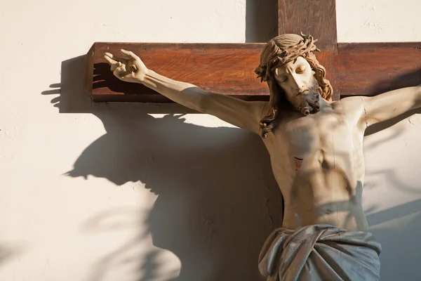 비엔나에 있는 교회의 현관에서 십자가에 jeusus — 스톡 사진