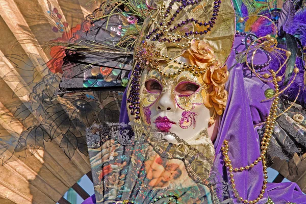 VENICE, ITALIË - FEBRUARI 26, 2011: Luxe masker van carnaval — Stockfoto