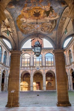 Bologna, İtalya - 15 Mart 2014: tavan ve atrium girişinden harici atrium archiginnasio için.