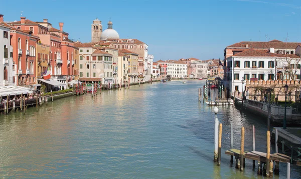 Venice, Włochy - 11 marca 2014: kanał grande z ponte degli scalzi — Zdjęcie stockowe