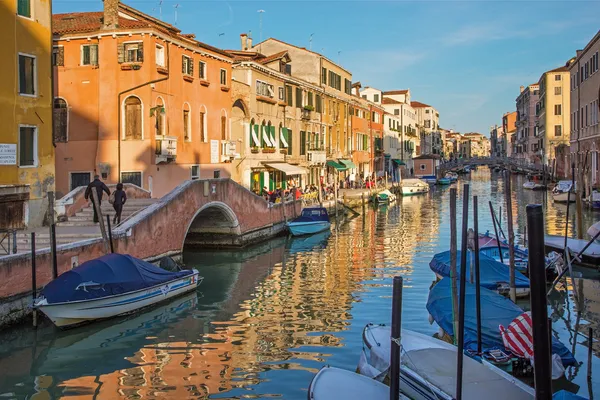 Venice, Italië - 11 maart 2014: fondamneta delle capuzzine street en canal rio dei san girolamo. — Stockfoto