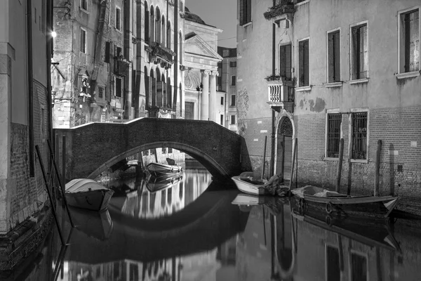Venedig - look till rio della maddalena i skymningen — Stockfoto