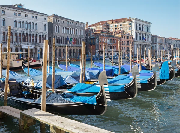 威尼斯，意大利-2014 年 3 月 12 日： 运河格兰德和吊船码头 — 图库照片