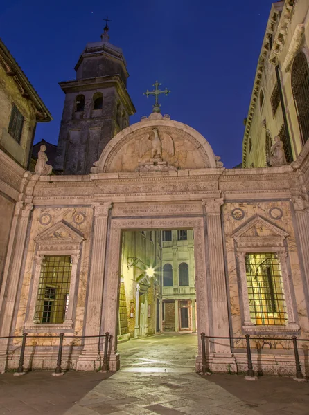 Velence - scuola grande di san giovanni a reggeli szürkület — Stock Fotó