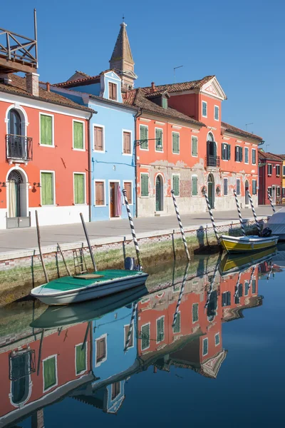 VENICE, ITÁLIA - MARÇO 13, 2014: Casas sobre o canal da ilha de Burano — Fotografia de Stock