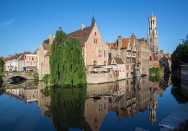Brugge - görünümünden brugge perez de malvenda ev ve belfort van brugge sabah ışık arka planda rozenhoedkaai.
