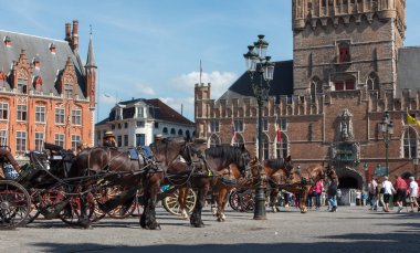 Brugge, Belçika - 12 Haziran 2014: taşıma grote markt ve belfort van brugge arka planda.