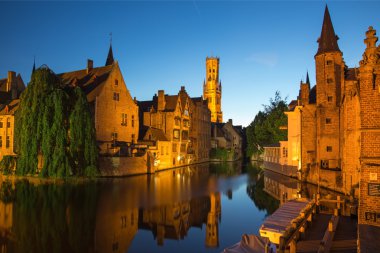 Brugge - Brugge 'deki Rozenhoedkaai manzarası, akşam karanlığında Perez de Malvenda evi ve Belfort van Brugge arka planında..