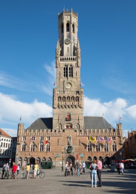 Brugge, Belçika - 13 Haziran 2014: brugge van grote markt ve bina belfort.