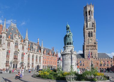 Brugge, Belçika - 13 Haziran 2014: grote markt belfort van brugge ve provinciaal hof binalar ve jan breydel ve pieter de coninck memorial