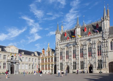 Brugge, Belçika - 13 Haziran 2014: burg Meydanı ve Gotik Belediye Binası'nın.
