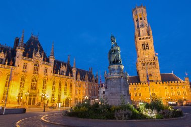 Brugge - akşam karanlığında de grote markt. Belfort van brugge ve provinciaal hof binalar ve ve jan breydel ve pieter de coninck Anıtı .