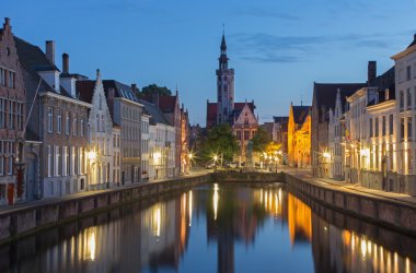 Brugge - kanal ve spigelrei ve spinolarei burghers lodge gece karanlığında bina ile sokak.