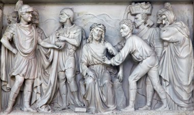 Mechelen, Belçika - 14 Haziran 2014: taş kabartma İsa için pilate içinde kilise bizim hanım de dyle.
