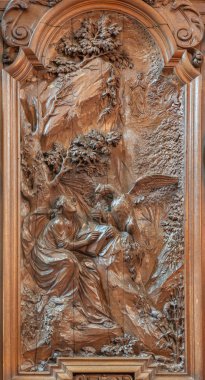 Mechelen, Belçika - 14 Haziran 2014: Rölyef Aziz Yuhanna İncili yazma ferdinand wijnants st. johns kilise veya begin 20 den janskerk oyma. yüzde.