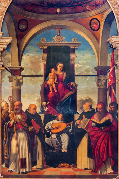 TREVISO, ITÁLIA - Março 18, 2014: "Madonna no tron com o anjo o músico e santos no altar principal por Marco Pensaben (apelido Maraveia) a partir do ano 1521 em São Nicolau . — Fotografia de Stock