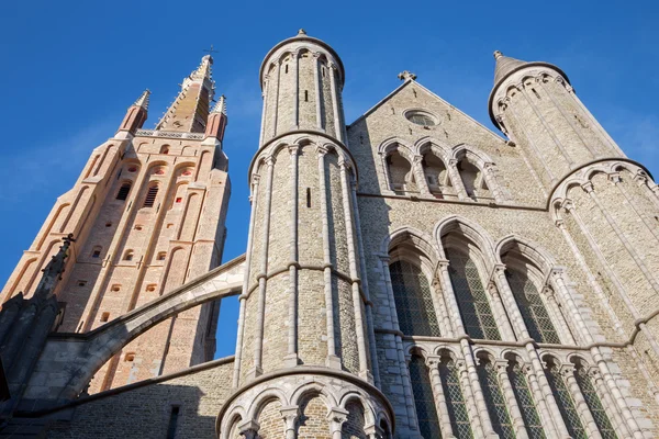 Bruges - Igreja de Nossa Senhora do Sul em luz da noite — Fotografia de Stock