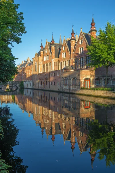 Bruges - Look to canal from Steenhouwersdijk street. — Stock Photo, Image