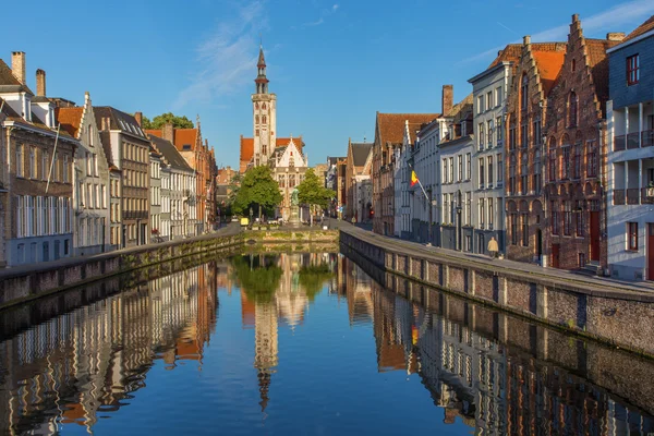 Brugge - kanalen och spigelrei och spinolarei gatan med borgarna lodge byggnaden i morgonljuset. — Stockfoto