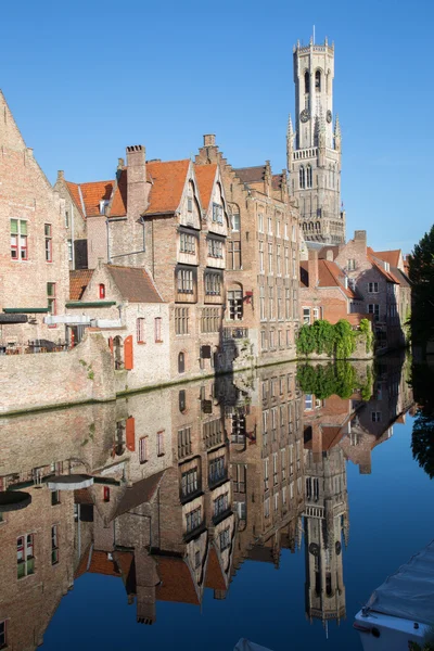 Bruges - Vue depuis le Rozenhoedkaai à Bruges avec la maison Perez de Malvenda et Belfort van Brugge en arrière-plan dans la lumière du matin . — Photo
