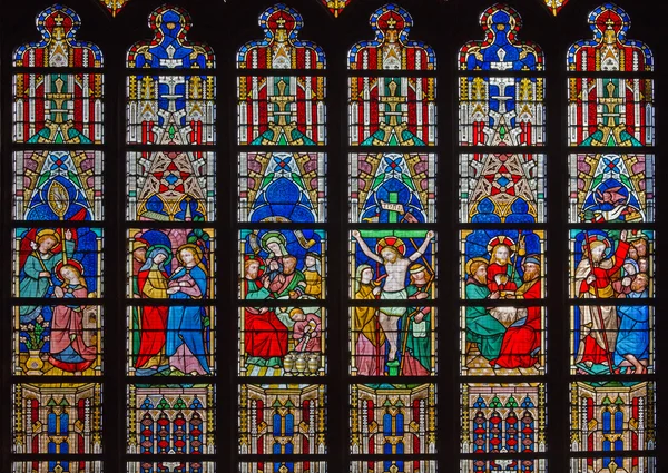 BRUGES, BÉLGICA - JUNHO 12, 2014: As cenas do Novo Testamento sobre o painel da janela na Catedral de São Salvador (Salvatorskerk) pelo artista de vitrais Samuel Coucke (1833 - 1899) ) — Fotografia de Stock