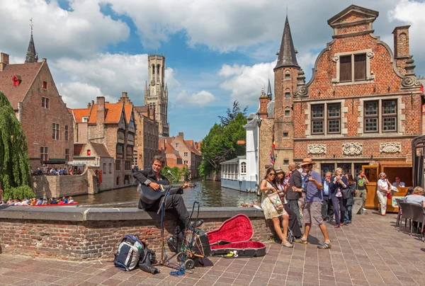 Bruges - Vue depuis le Rozenhoedkaai à Bruges avec le musicien de rue et la maison Perez de Malvenda et Belfort van Brugge en arrière-plan . — Photo