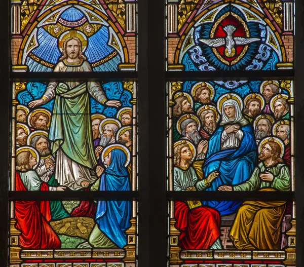 BRUGGE, BELGIQUE - 12 JUIN 2014 : L'Ascension de Jésus et la Pentecôte au vent dans l'église Saint-Jacobs (Jakobskerk ). — Photo