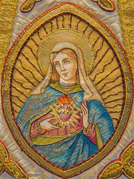 BRUGES, BELGIQUE - 12 JUIN 2014 : L'Aiguille du cœur de la Vierge Marie sur l'étole dans le cadre d'un vieux vêtement catholique à l'église Sainte-Walburga . — Photo