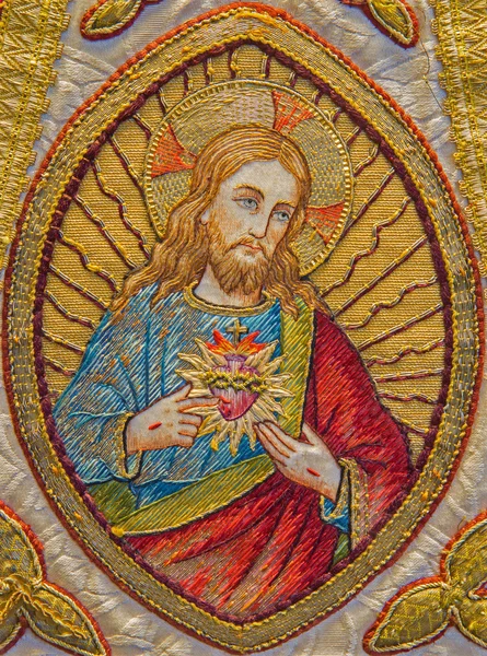 BRUGES, BÉLGICA - 12 DE JUNIO DE 2014: La obra de aguja del corazón de Jesucristo en la estola como parte de la antigua vestimenta católica en la iglesia de San Walburga . — Foto de Stock