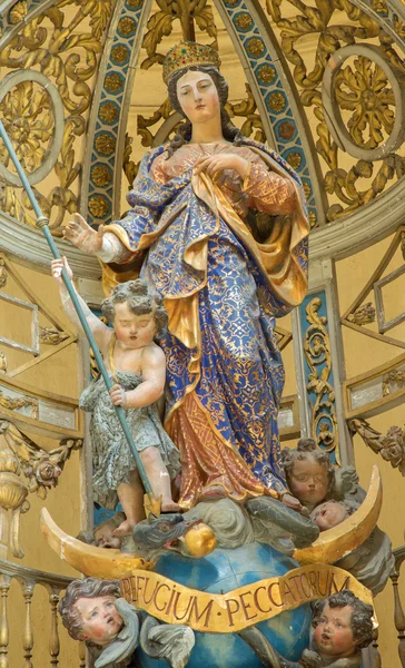 LEUVEN, BELGIO - 3 SETTEMBRE: Statua scolpita della Madonna della chiesa di San Michele (Michelskerk) il 3 settembre 2013 a Lovanio, Belgio . — Foto Stock