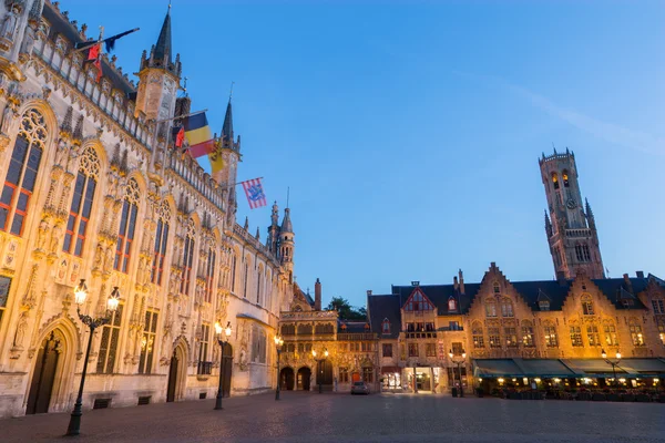 BRUGGE, BÉLGICA - JUNHO 12, 2014: A praça de Burg e fachada da prefeitura gótica . — Fotografia de Stock