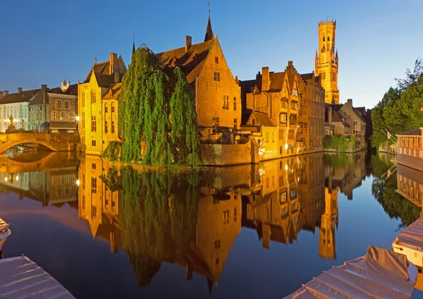 Bruges - Blick vom rozenhoedkaai in brugge mit dem perez de malvenda haus und belfort van brugge im Hintergrund in der Abenddämmerung. — Stockfoto