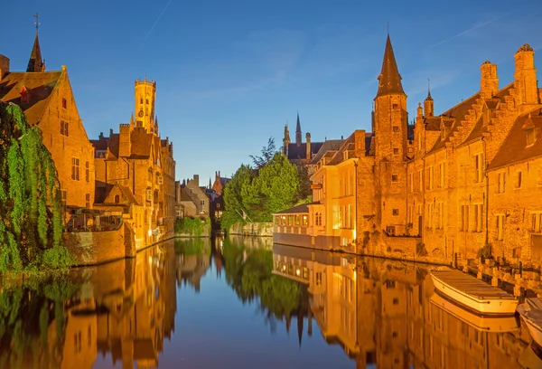 Brugge - Brugge 'deki Rozenhoedkaai manzarası, akşam karanlığında Perez de Malvenda evi ve Belfort van Brugge arka planında.. — Stok fotoğraf