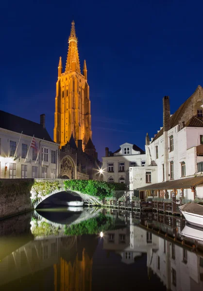 Brugge - Frauenkirche und Kanal in der Abenddämmerung — Stockfoto