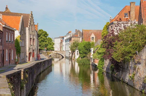 Brugge - kanal ve gouden hadstraat sabah ışığında sokak. — Stok fotoğraf
