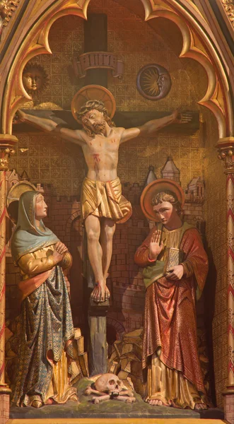 BRUGGE, BELGIUM - JUNE 13, 2014: The Crucifixion. Carving form main altar (19. cent.) in st. Giles (Sint Gilliskerk). — Stock Photo, Image