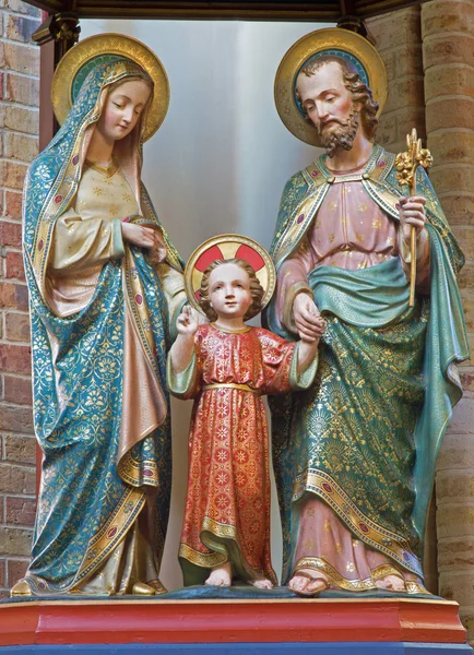 Brugge, België - 13 juni 2014: gesneden satues van de Heilige familie van 19. cent. in st. giles (sint gilliskerk). — Stockfoto