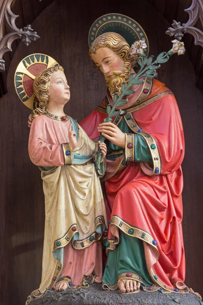 BRUGES, BÉLGICA - JUNHO 13, 2014: A estátua neogótica de São José com o pequeno Jesus em São Giles (Sint Gilliskerk ). — Fotografia de Stock